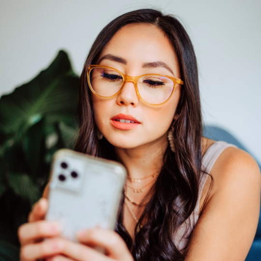 Briller med blålysfilter for datamaskinen, TV-en og mobilen.